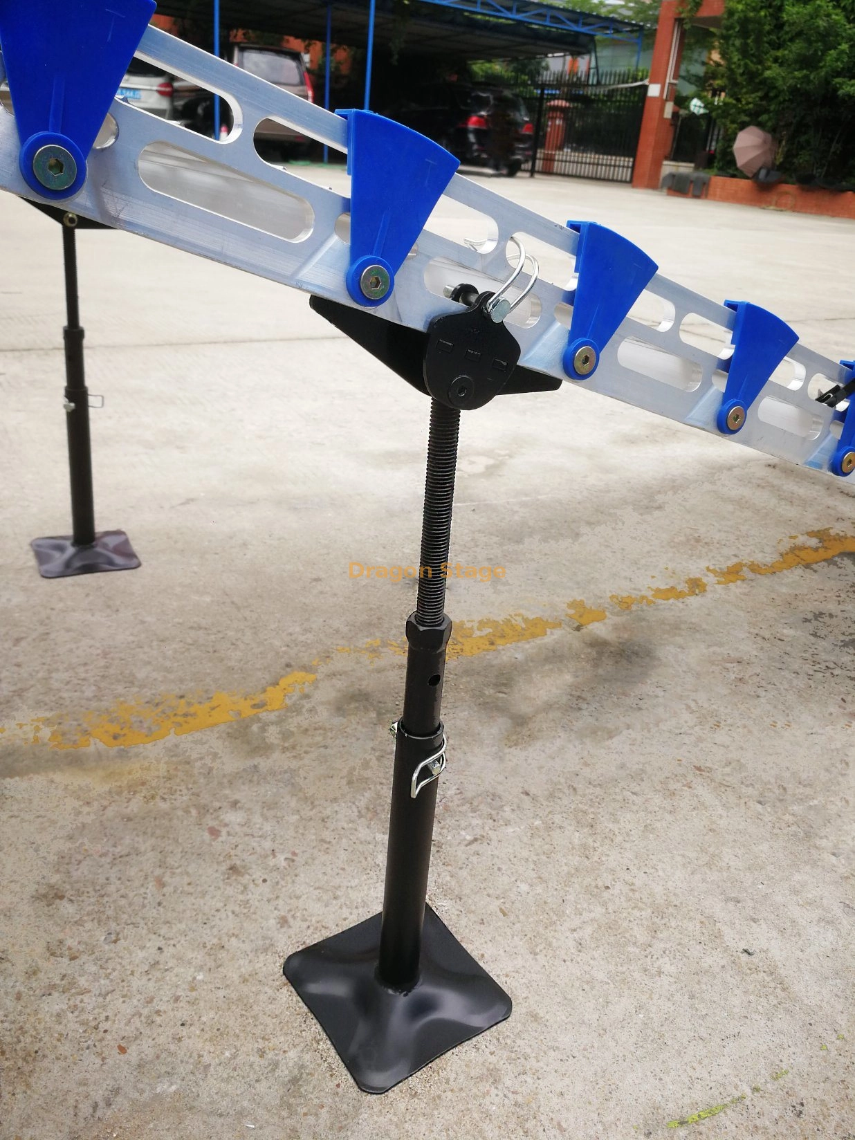 portable-aluminum-ramp-legs.webp